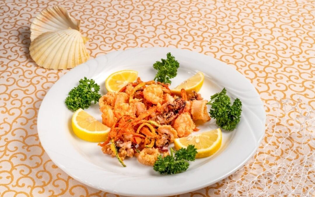 Fritto di calamari gamberi zucchine carote in pastella croccante