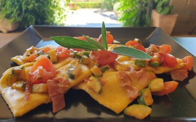 Ravioli ripieni di ricotta e spinaci speck zucchine e pomodorini: la ricetta